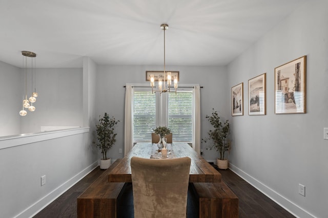 dining area with a notable chandelier, dark wood-style flooring, and baseboards