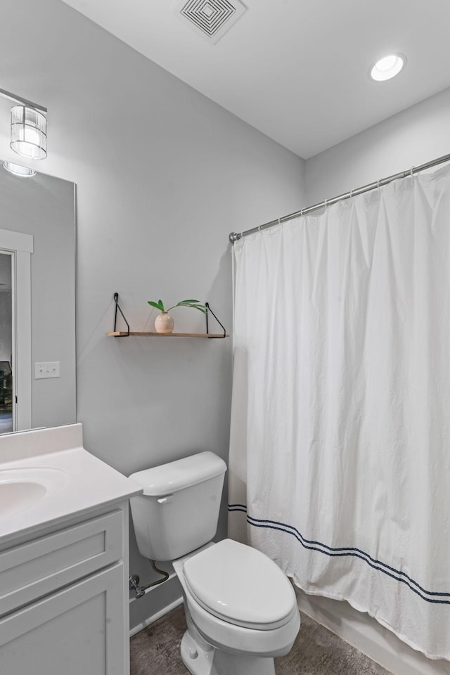 full bathroom featuring vanity, visible vents, toilet, and shower / bath combo with shower curtain
