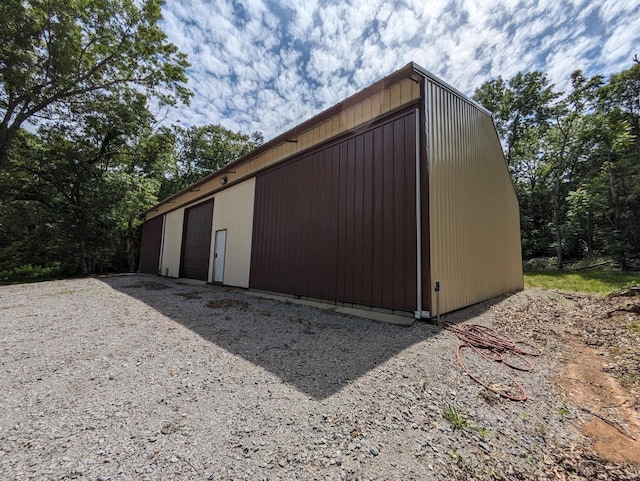 view of outdoor structure with an outbuilding