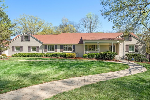 view of front of property with a front lawn