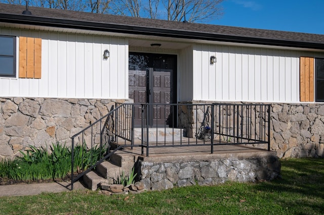 property entrance featuring stone siding