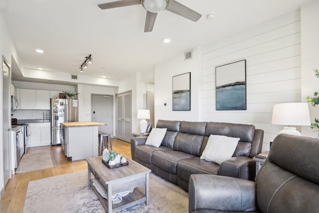living area featuring light wood-style floors, recessed lighting, visible vents, and ceiling fan