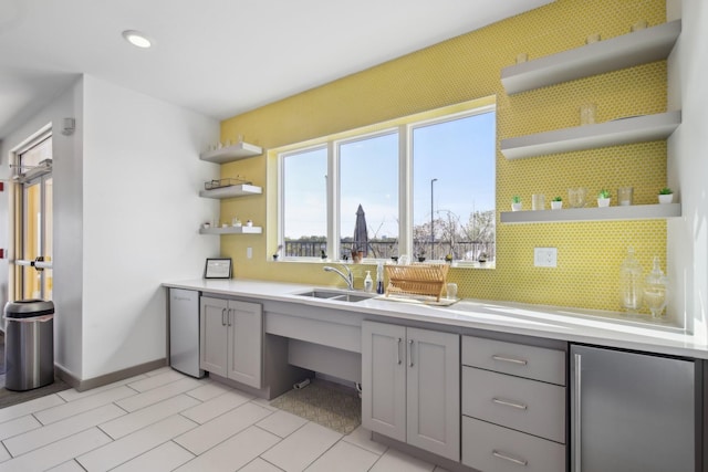 bar with baseboards, a sink, recessed lighting, refrigerator, and backsplash
