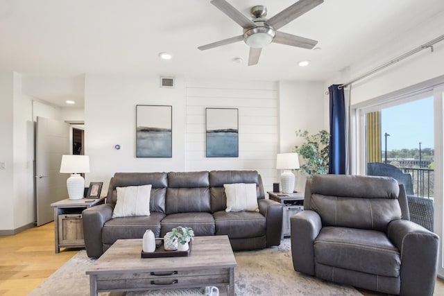 living area featuring visible vents, light wood-type flooring, recessed lighting, and a ceiling fan