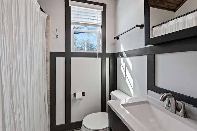 full bath with a shower with shower curtain, vanity, and toilet