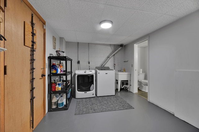 6112 Frontier Ct, Nashville, TN 37211 - laundry area featuring concrete block wall, washer and dryer, and a sink