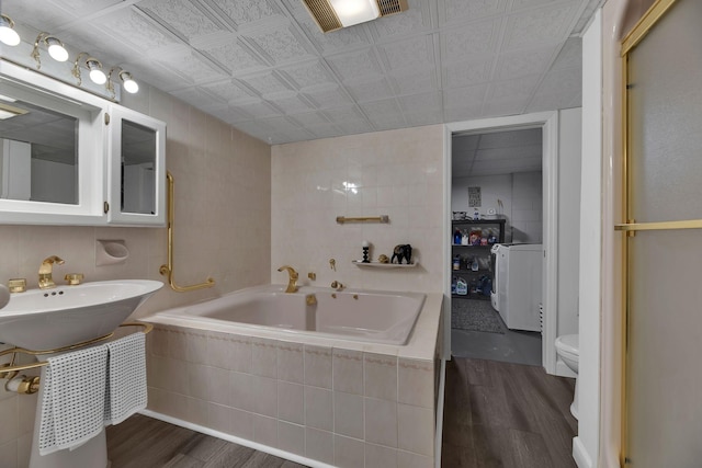 6112 Frontier Ct, Nashville, TN 37211 - bathroom featuring wood finished floors, a sink, a bath, toilet, and visible vents