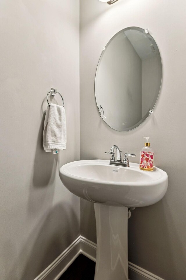 bathroom featuring a sink