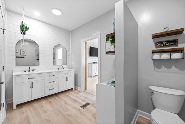 779 Iron Workers Rd W, Clarksville, TN 37043 - full bathroom featuring wood finished floors, visible vents, toilet, and a sink