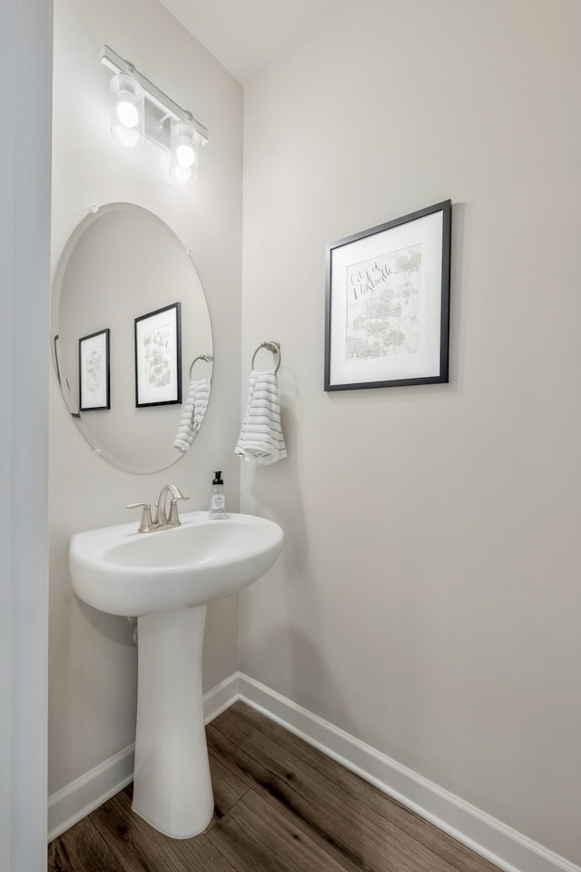 162 Jackson Alan Dr, Murfreesboro, TN 37130 - bathroom featuring baseboards and wood finished floors