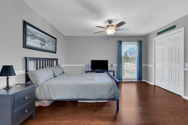 bedroom featuring wood finished floors, a closet, a ceiling fan, and baseboards