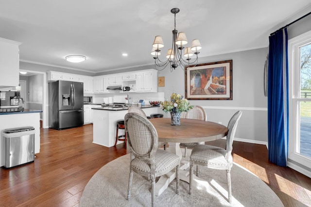 dining space with an inviting chandelier, ornamental molding, recessed lighting, dark wood-style flooring, and baseboards