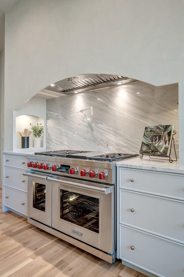 128 Alton Rd, Nashville, TN 37205 - bar featuring light wood-type flooring, double oven range, and extractor fan