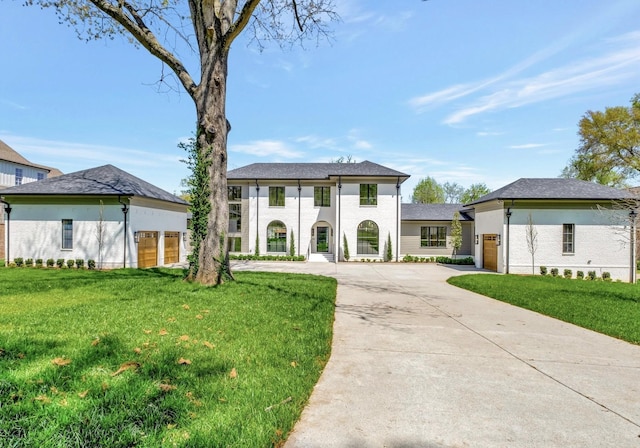 128 Alton Rd, Nashville, TN 37205 - view of front facade featuring a front yard, an attached garage, and driveway