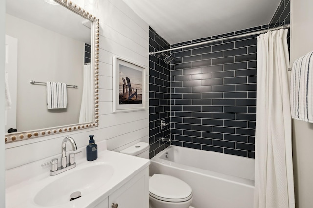 bathroom with shower / tub combo with curtain, vanity, and toilet