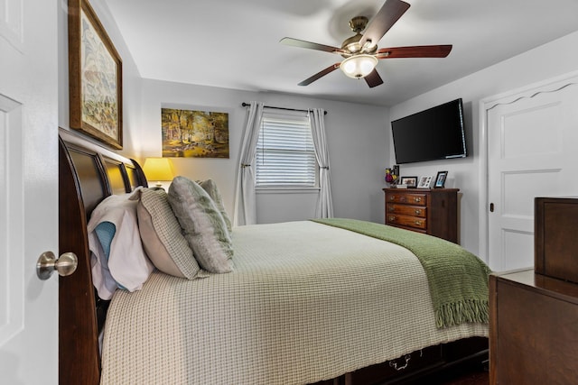 bedroom with ceiling fan