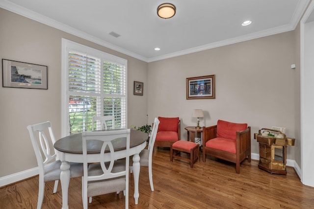 dining area featuring recessed lighting, baseboards, crown molding, and wood finished floors