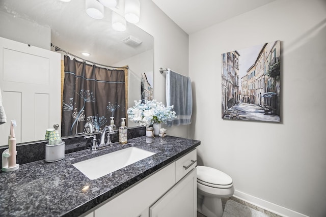 full bathroom featuring vanity, toilet, a shower with shower curtain, baseboards, and visible vents