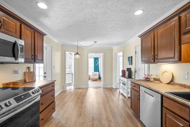 580 Mountain View Dr, Clarksville, TN 37043 - kitchen with baseboards, ornamental molding, a textured ceiling, light wood finished floors, and stainless steel appliances