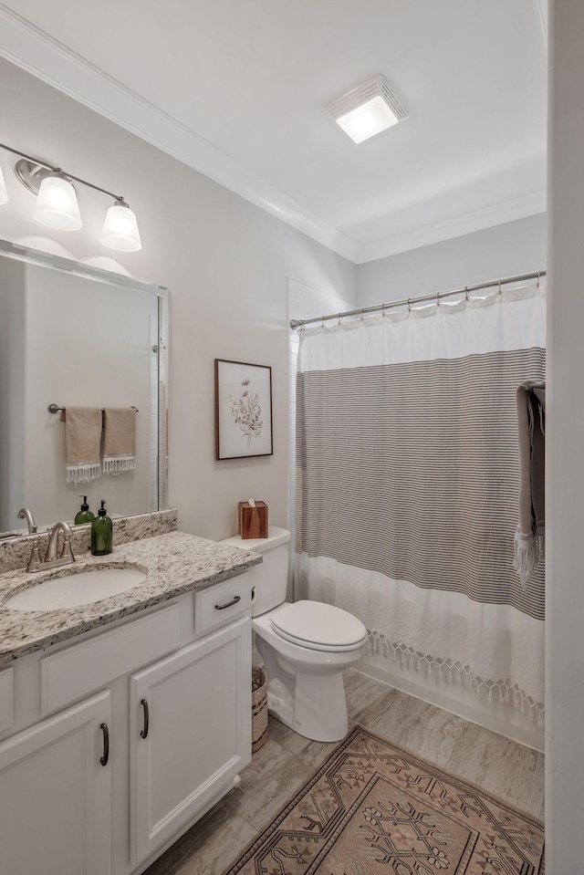 1009 Alpaca Dr, Spring Hill, TN 37174 - full bath featuring a shower with shower curtain, vanity, crown molding, toilet, and wood finished floors