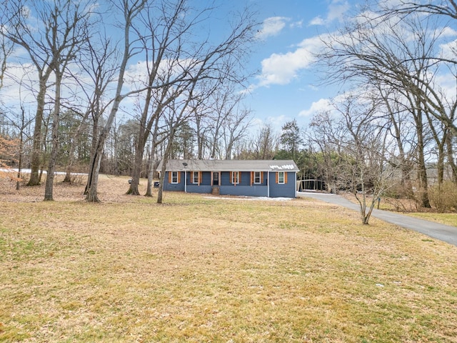 view of front of property featuring a front yard and aphalt driveway