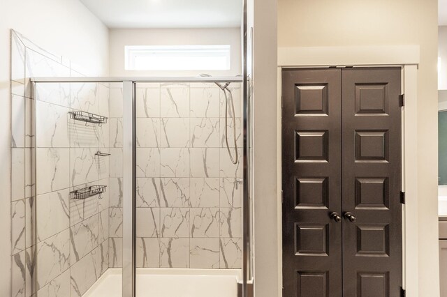 224 Griffin Ln, Gallatin, TN 37066 - full bath featuring a closet and a shower stall