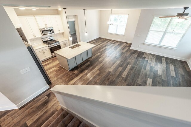 224 Griffin Ln, Gallatin, TN 37066 - kitchen featuring a sink, stainless steel appliances, a center island with sink, decorative backsplash, and baseboards
