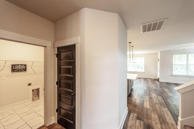 224 Griffin Ln, Gallatin, TN 37066 - corridor featuring visible vents, baseboards, plenty of natural light, and an inviting chandelier