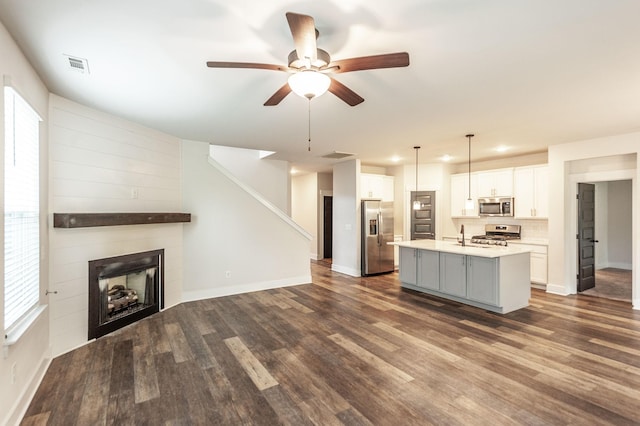 224 Griffin Ln, Gallatin, TN 37066 - interior space with open floor plan, light countertops, visible vents, ceiling fan, and appliances with stainless steel finishes