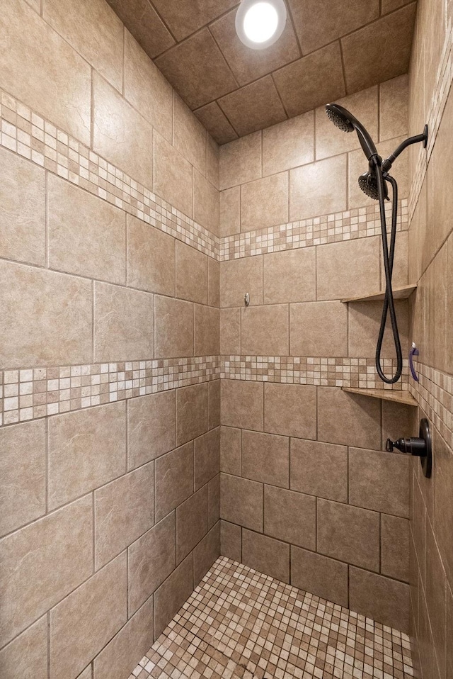 bathroom featuring a tile shower