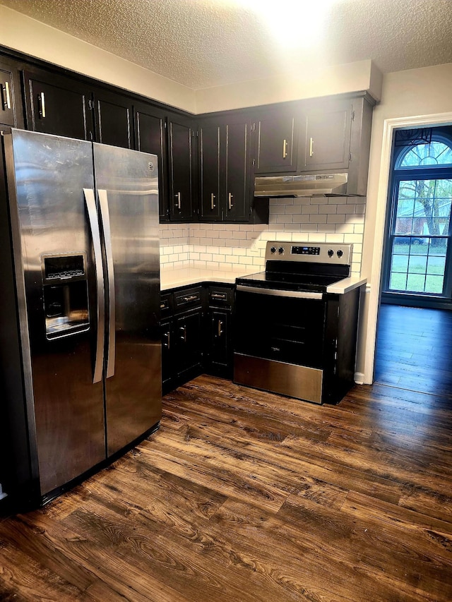 436 Bluff Dr, Clarksville, TN 37043 - kitchen with dark wood finished floors, tasteful backsplash, under cabinet range hood, stainless steel appliances, and dark cabinetry
