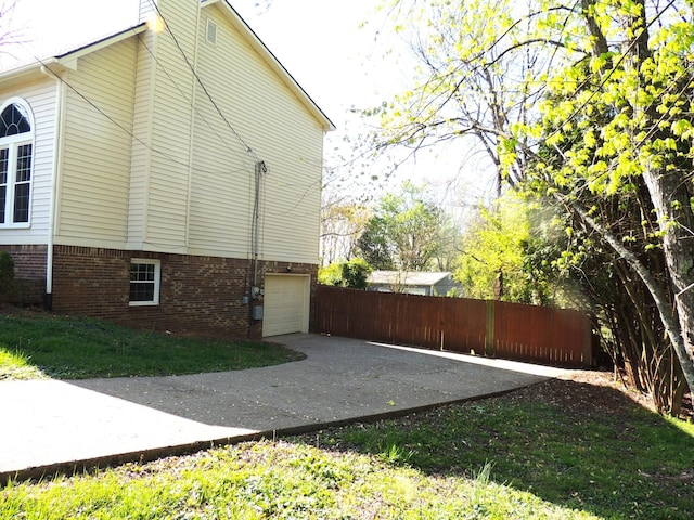 436 Bluff Dr, Clarksville, TN 37043 - view of side of property with driveway, fence, and a garage