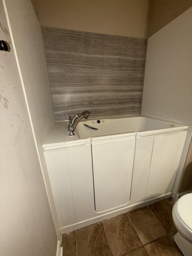 2256 Ellington Gait Dr, Clarksville, TN 37043 - full bathroom featuring a bath and toilet