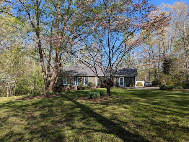 view of front of home featuring a front yard