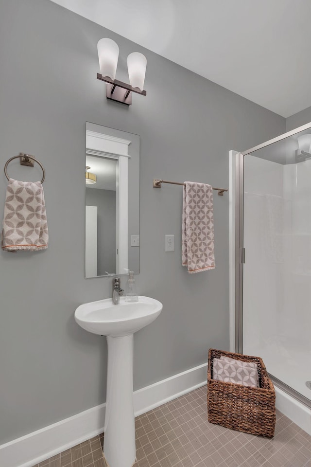 613 Chesterfield Way, Nashville, TN 37212 - bathroom featuring a shower stall and baseboards
