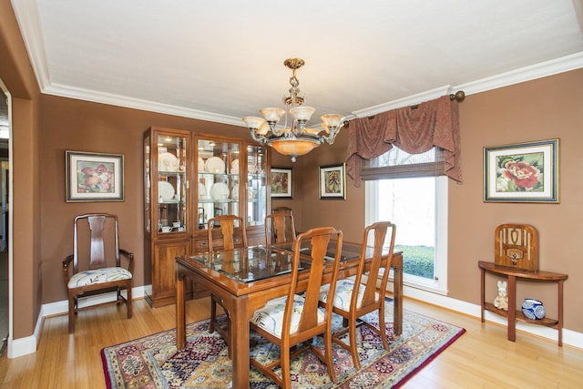 1035 Forest Harbor Dr, Hendersonville, TN 37075 - dining area featuring a chandelier, light wood-style floors, crown molding, and baseboards