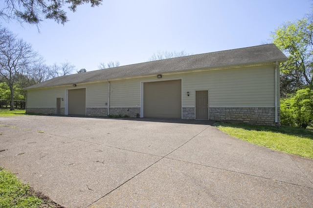 1035 Forest Harbor Dr, Hendersonville, TN 37075 - garage featuring driveway