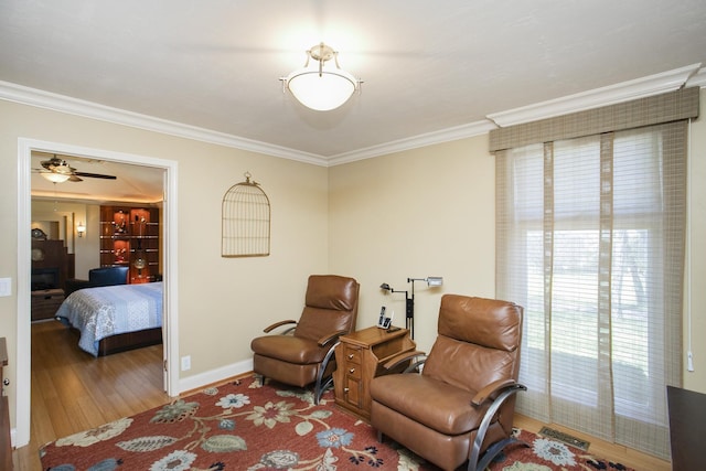 1035 Forest Harbor Dr, Hendersonville, TN 37075 - living area featuring visible vents, ornamental molding, baseboards, and wood finished floors