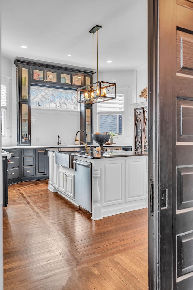 bar featuring dishwasher, indoor wet bar, an inviting chandelier, decorative light fixtures, and recessed lighting
