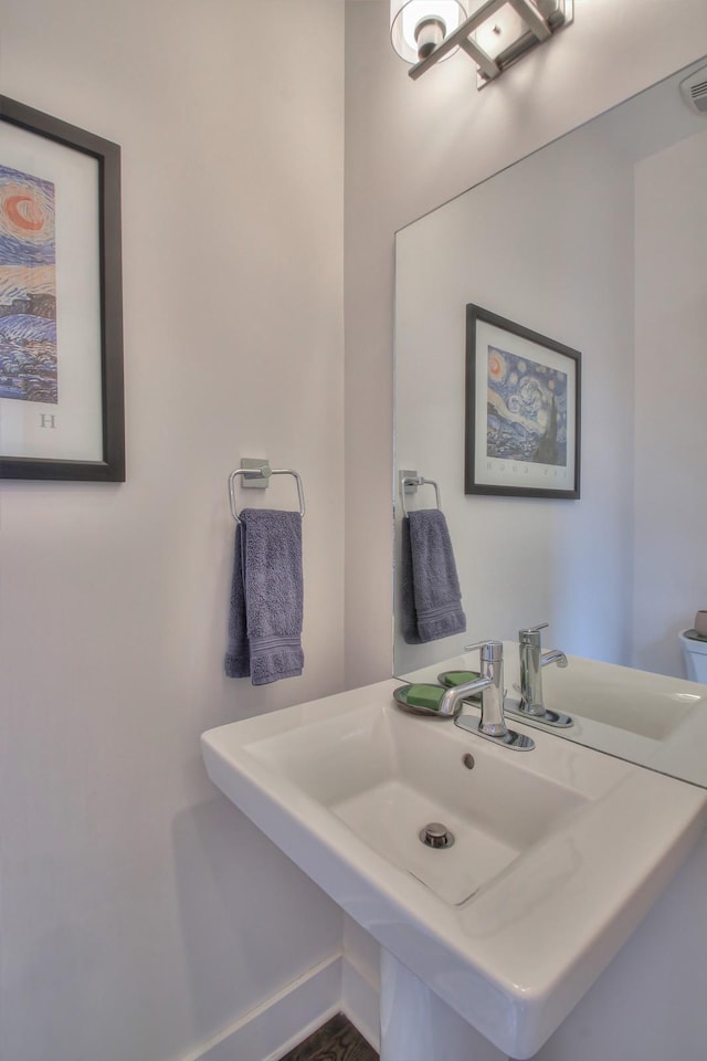 bathroom featuring a sink