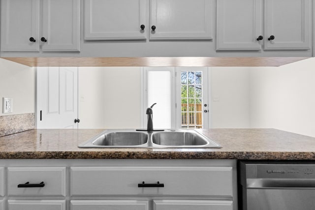 438 Pacific Ave, Oak Grove, KY 42262 - kitchen with dishwasher, a sink, and dark countertops