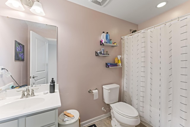 bathroom featuring vanity, baseboards, a shower with shower curtain, and toilet