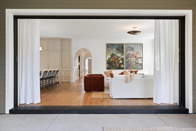 2109 10th Ave S, Nashville, TN 37204 - living room with arched walkways