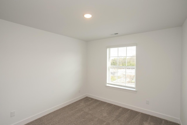 carpeted spare room with baseboards, visible vents, and recessed lighting