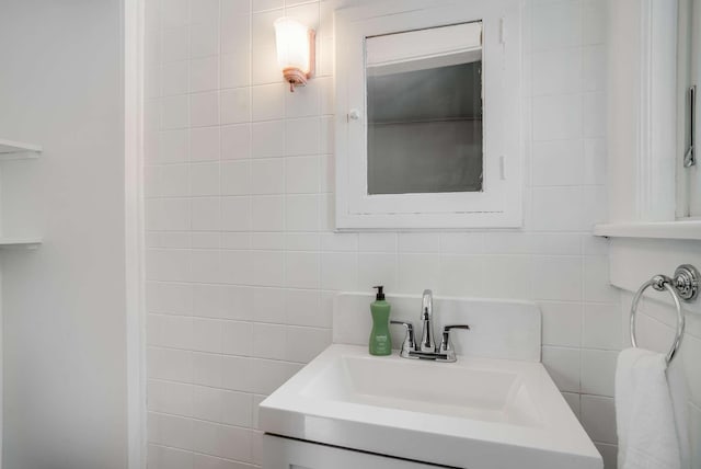 931 Caldwell Ln, Nashville, TN 37204 - bathroom featuring vanity and tile walls