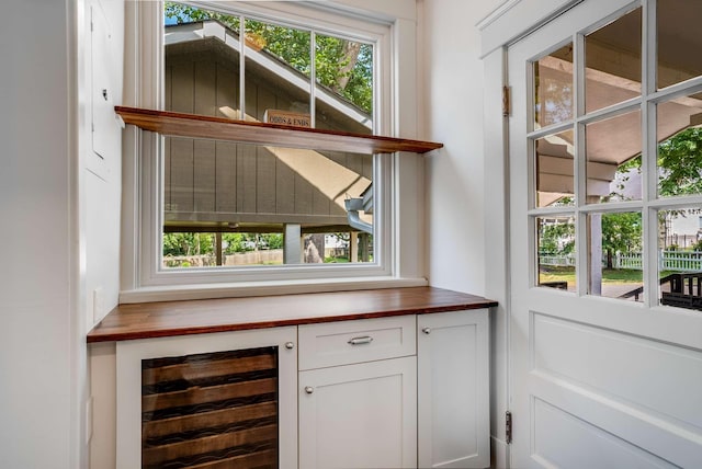 931 Caldwell Ln, Nashville, TN 37204 - interior space with beverage cooler