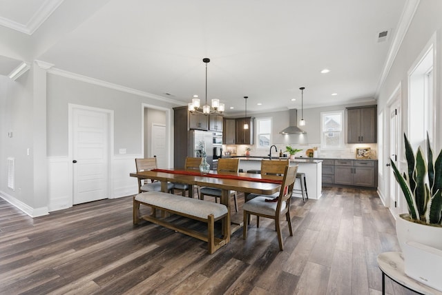 dining space featuring dark wood-style floors, recessed lighting, an inviting chandelier, visible vents, and ornamental molding