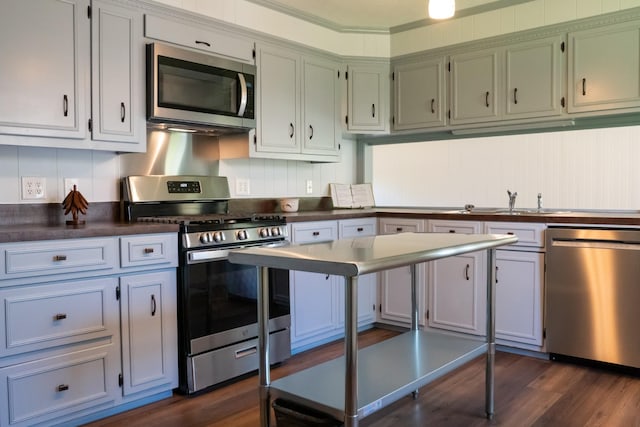 1203 W White Oak Dr, Cookeville, TN 38501 - kitchen featuring a sink, dark countertops, dark wood-style floors, and stainless steel appliances