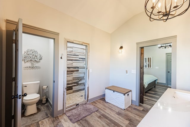 full bathroom featuring vaulted ceiling, a chandelier, ensuite bath, toilet, and wood finished floors