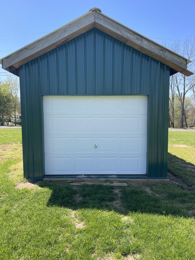 view of detached garage